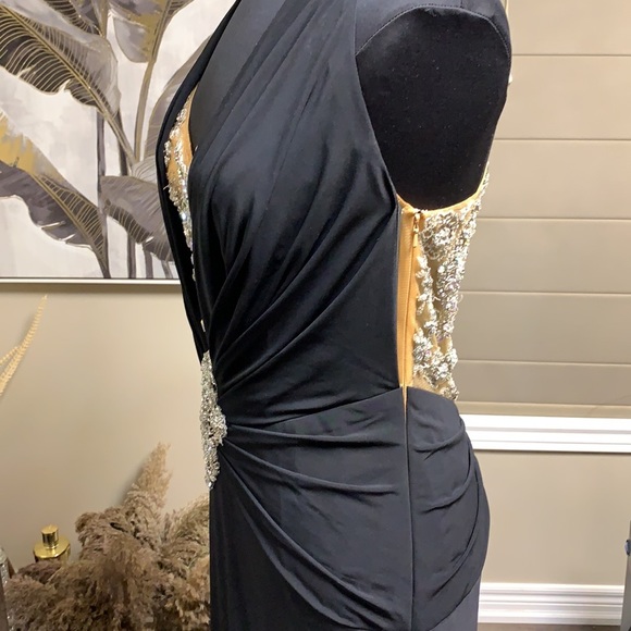 Terani Couture Chic Bead Embellished V-Neck-Black - Picture 15 of 17